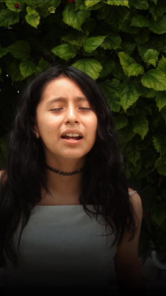 Alumna de Adagio interpretando una canción